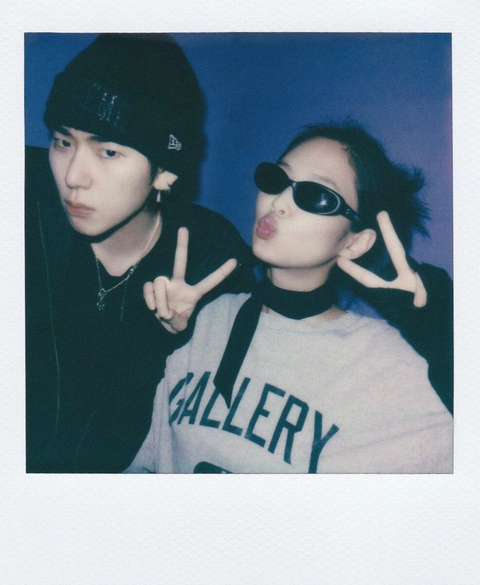 Промо-фото к синглу "Spot".