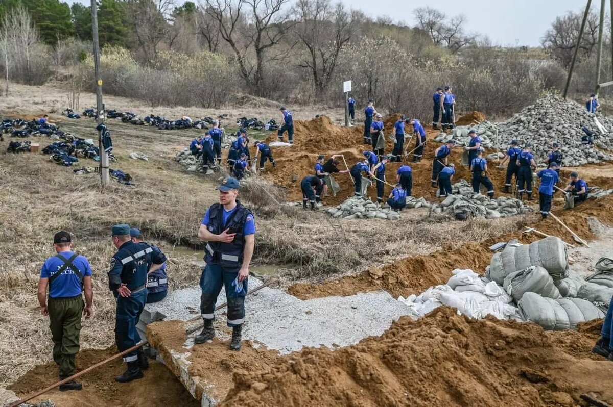 Рабочие строят 12 км насыпей, чтобы защитить населенные пункты Ишимского района.
Фото: Губернатор Тюменской области Александр Моор