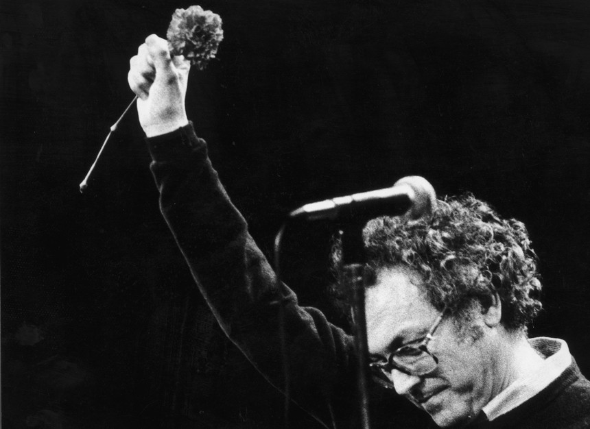 Жозе «Зека» Афонсу, португальского поэт и композитор, автор песни «Grândola, Vila Morena»