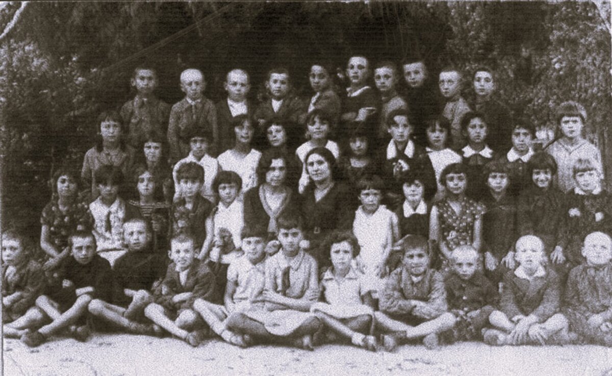 Группа еврейских детей с учителями, Едвабне, 1938. Фото в свободном доступе. 