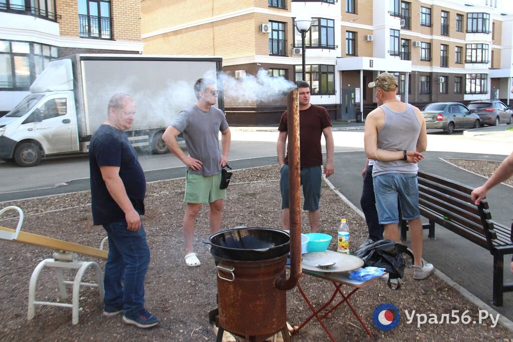    ﻿10 дней без воды и света: жители «Гранд Парка» в Оренбурге организовали совместный ужин во дворе