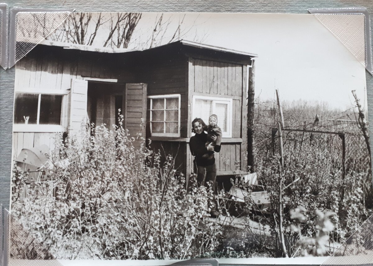 Я с дочкой на даче. 1988 год