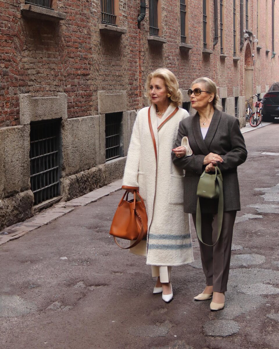 Итальянские дамы класса люкс на прогулке