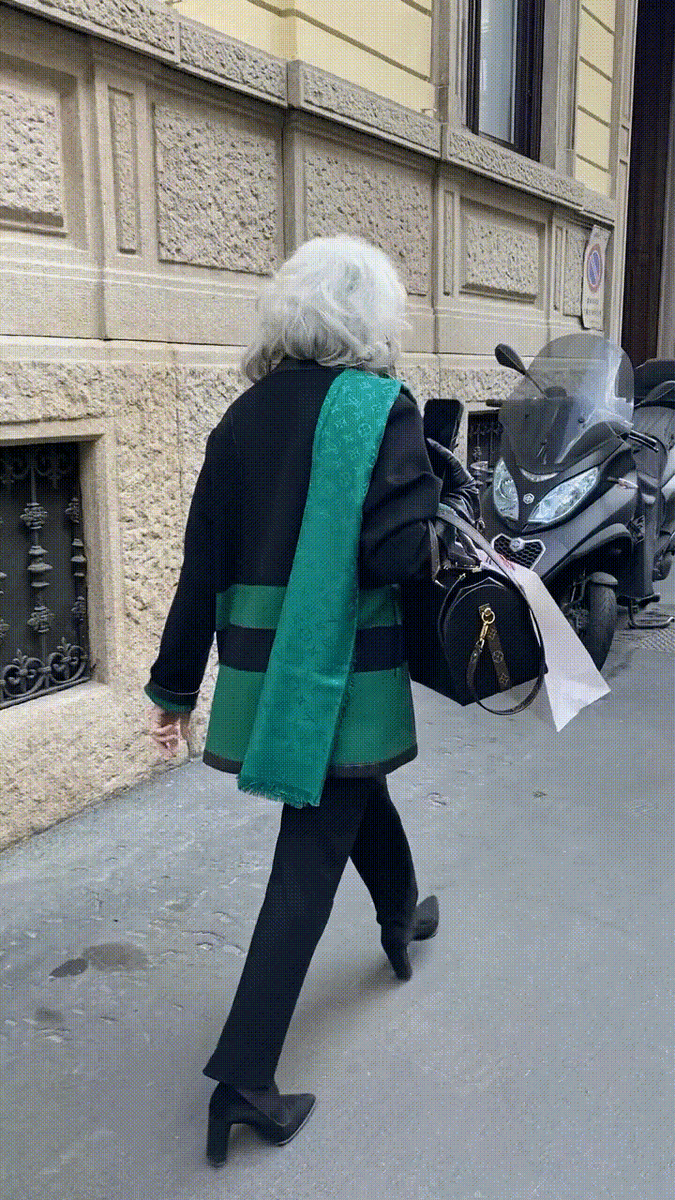 Просто шагает по своим делам, но выглядит так, будто её ждёт серьёзное мероприятие