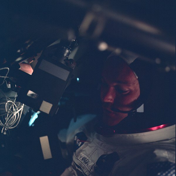 Та самая фотография. Майкл Коллинза в командном модуле. Фото НАСА.