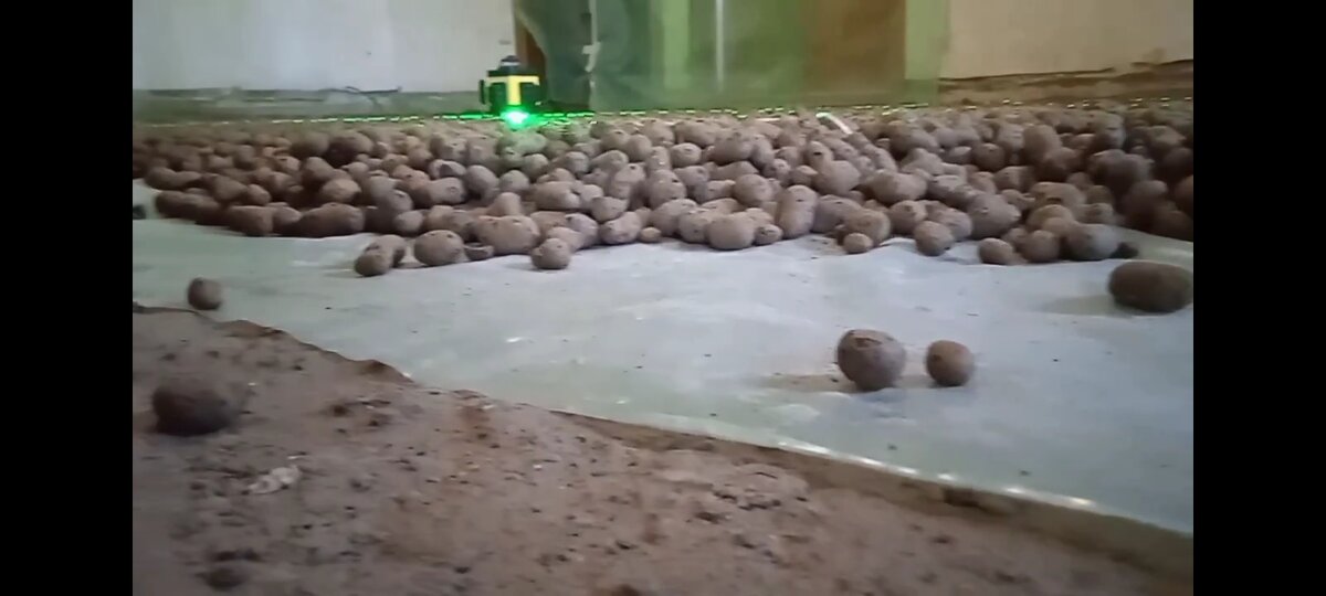 Выравнивать слой керамзита удобно с помощью лазерного уровня