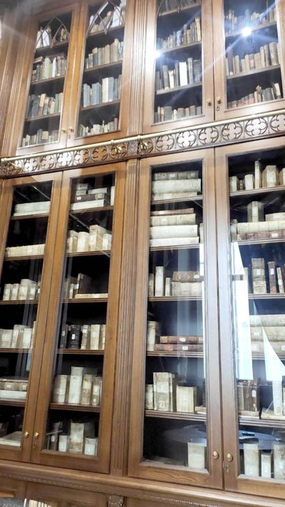    Фолианты, к которым прикасался Кант, работая помощником библиотекаря. В Калининграде, наверное, нет места, где можно быть ближе к Канту, чем здесь. / Фото: Елена Яковлева/РГ