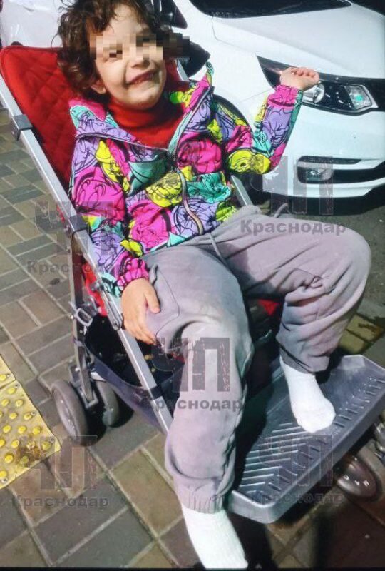    Девочку-инвалида бросили на улице оба родителя: ребёнка нашла полиция уже ночью   
Фото: Telegram-канал «ЧП Краснодар»