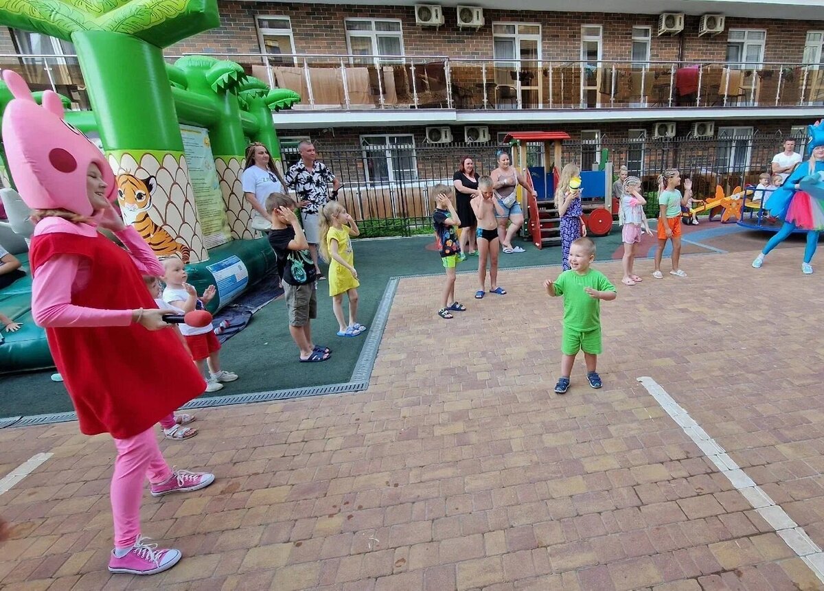 В отеле два раза в неделю была анимация для детей с мультяшными героями. Во дворе можно было попрыгать на батуте, поползать по детской площадке и покупаться в двух бассейнах