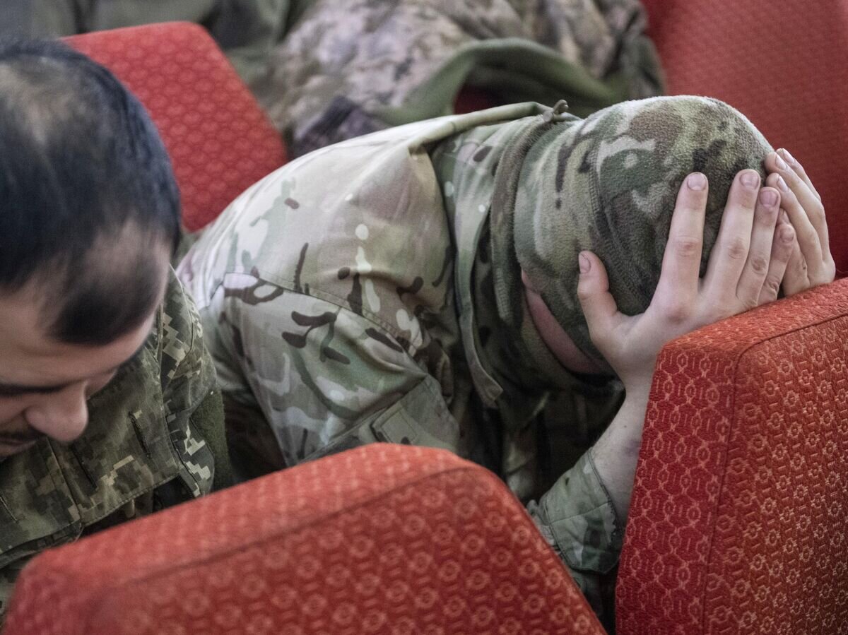    Добровольно сложившие оружие украинские военнослужащие во время встречи с уполномоченным по правам человека в ЛНР Викторией Сердюковой в Луганске© РИА Новости / Валерий Мельников