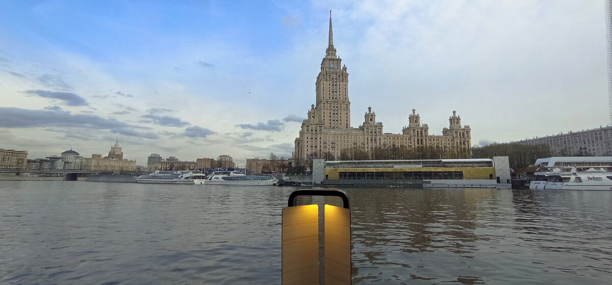 Вид из окна речного электротрамвая. 13.04.2024 г. Фото автора.