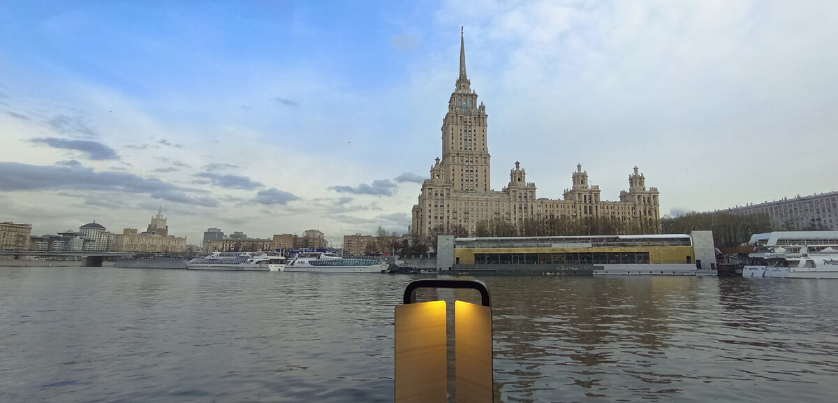 Вид из окна речного трамвая между причалами Киевский и Трёхгорный. Фото автора. 13.04.2024 г.