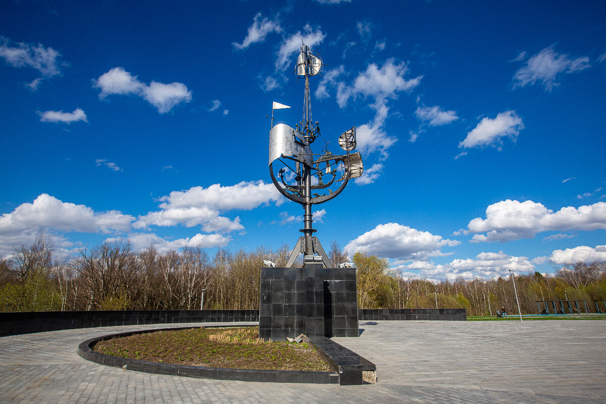 Композиция "Ноев Ковчег" у метро "Новоясеневская" и "Битцевский парк". Москва. Фото автора статьи (листайте галерею, ещё 1 фото)