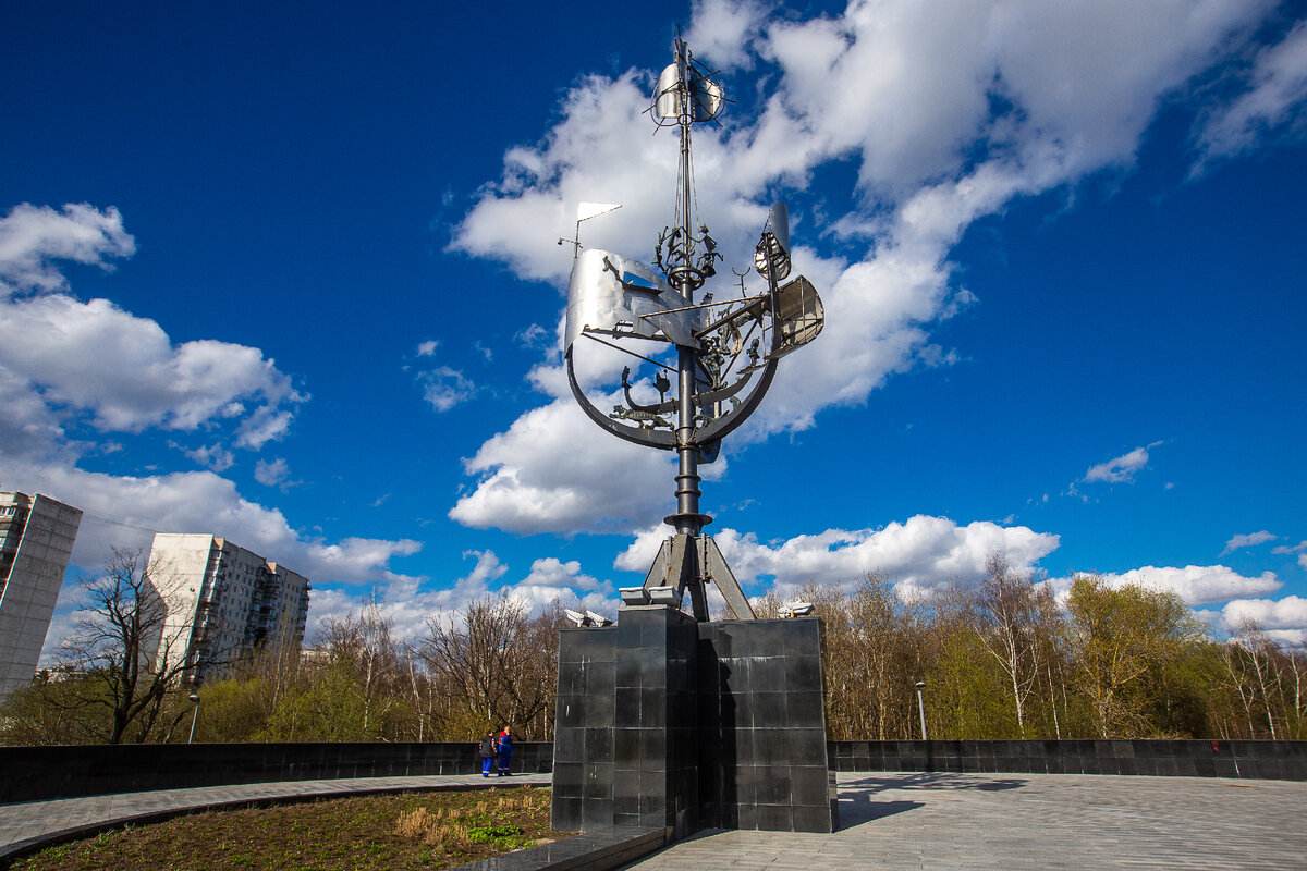 Композиция "Ноев Ковчег" у метро "Новоясеневская" и "Битцевский парк". Москва. Фото автора статьи (листайте галерею, ещё 2 фото)