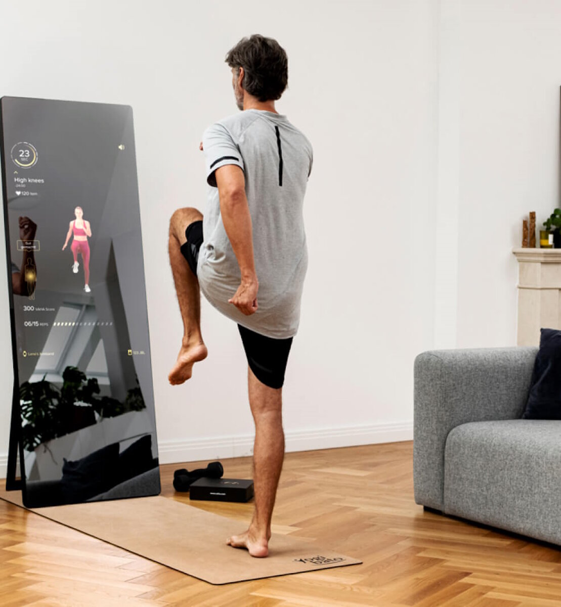 Это такой большой смартфон или такой маленький мужчина?.. А, нет, это же обычное фитнес-зеркало. Источник изображения: https://uk.vaha.com/fitness-mirror-vaha-x 