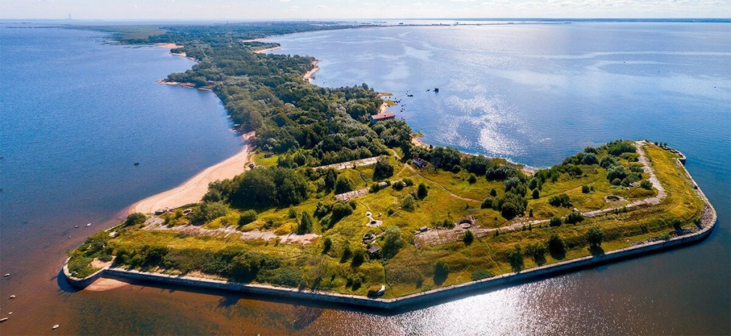 Город основал в далеком 1704 году Петр Первый. Название острова - Котлин - связано с любопытной историей...