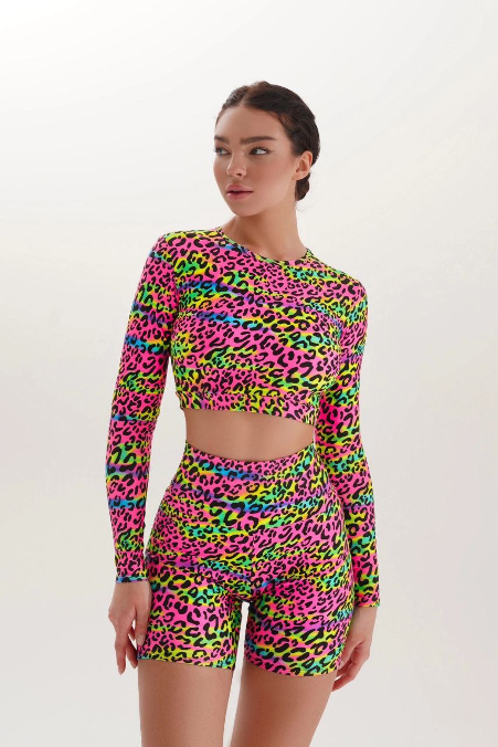 Яркие модели гарантированно поднимают настроение. На фото велосипедки и рашгард от Carrie Store.