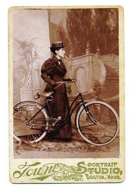 На фото: Энни Коэн Копчовски (Энни Лондондерри), латвийская эмигрантка, которая в июне 1894 года, в возрасте 23 лет, уехала на велосипеде в кругосветное путешествие, оставив мужа и троих маленьких детей.