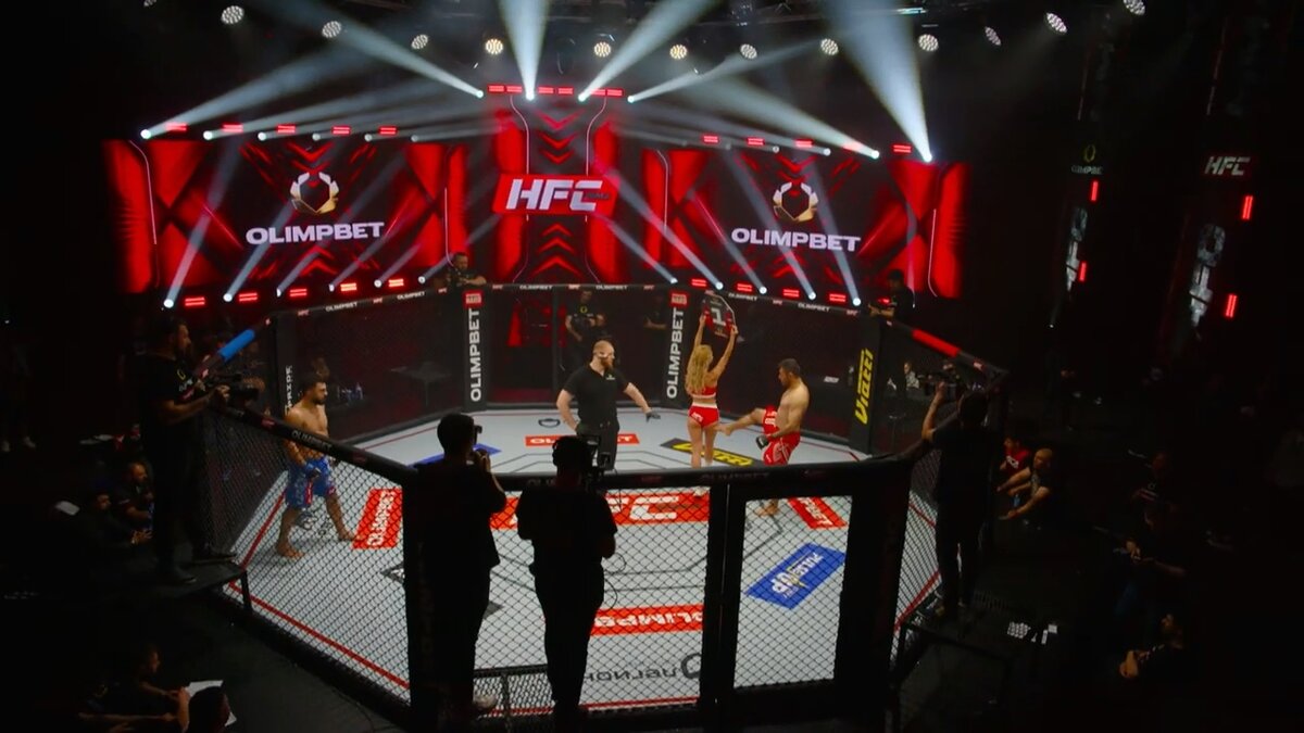 Али Хейбати пинает ринг-герл