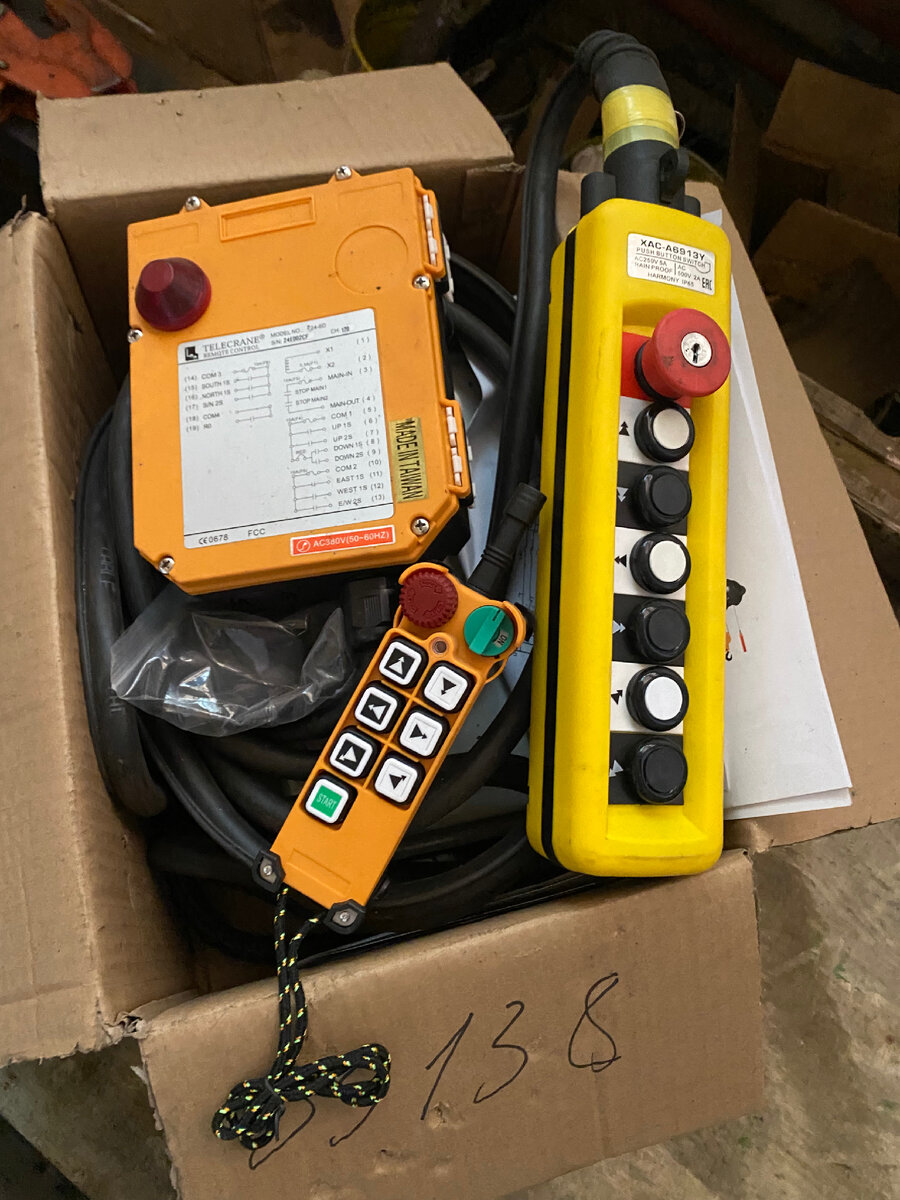 Двухскоростное радиоуправление и кнопочный пульт, безусловно удобны в эксплуатации. при подключении стоит предусмотреть линейный контактор, и низковольтную цепь управления для безопасности оборудования и персонала. При потере пульта или его поломке можем прошить новый под ваш приёмник. 