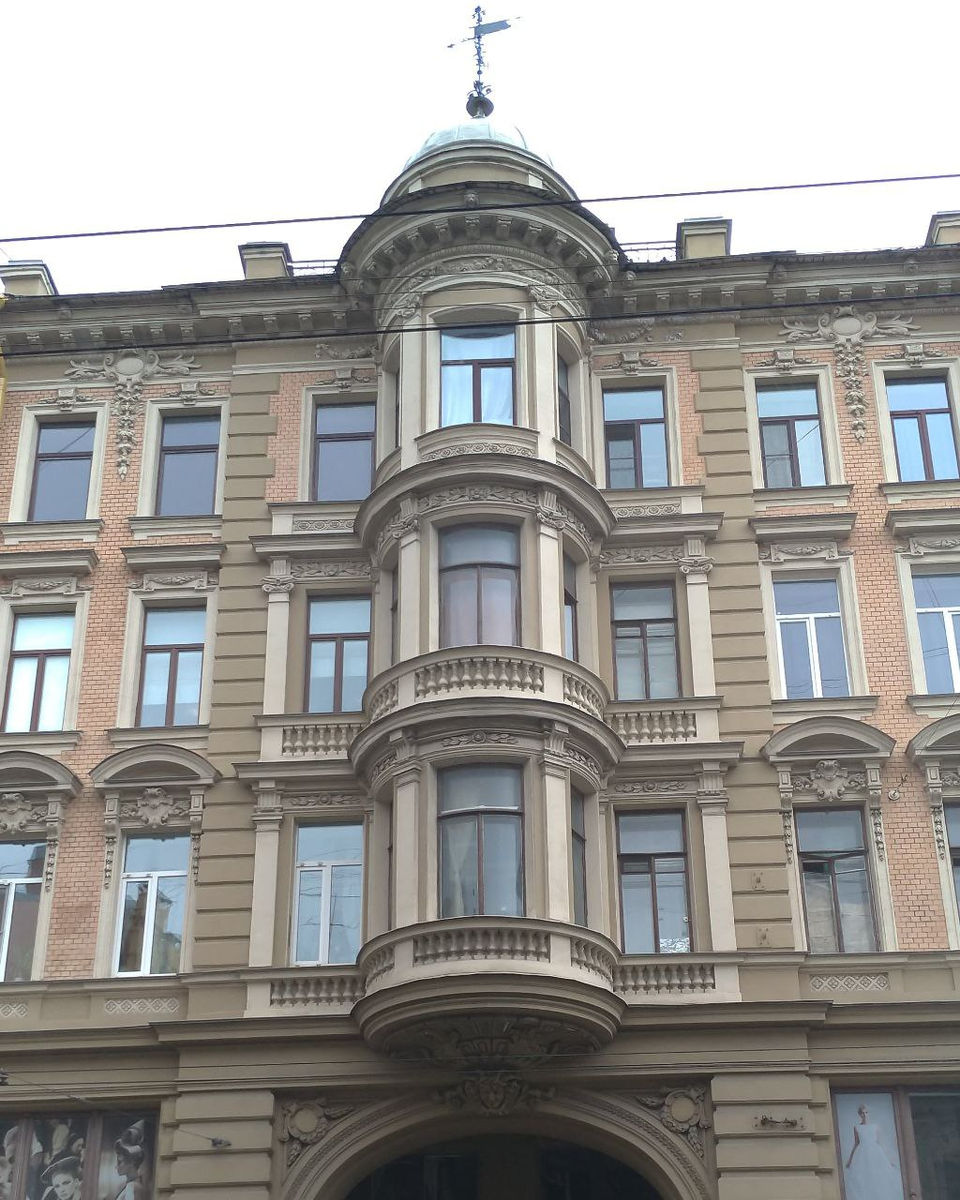 Эркер-башенка доходного дома на ул. Гороховая, 64, фото автора