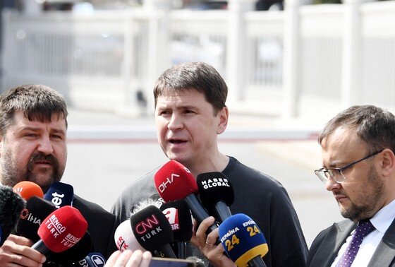    Михаил Подоляк (в центре)