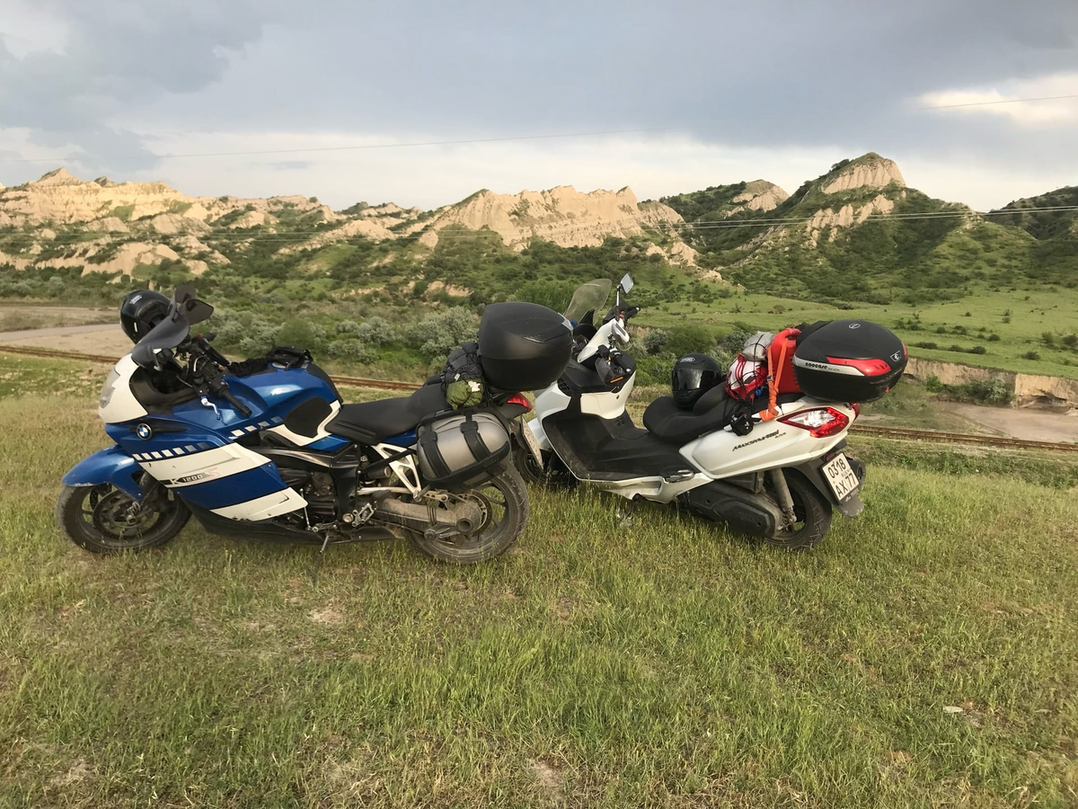 Максискутер на заднем фоне