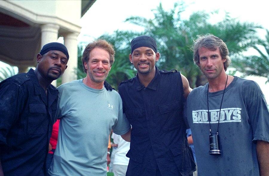 Кадр со съемочной площадки фильма "Плохие парни 2" Майкл Бэй справа.