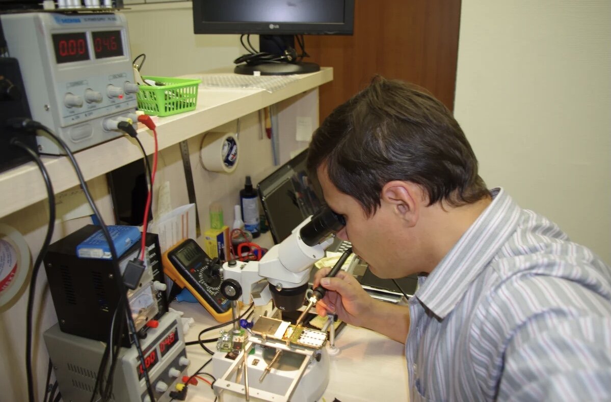 Автор за ремонтом сотового телефона 2017 год