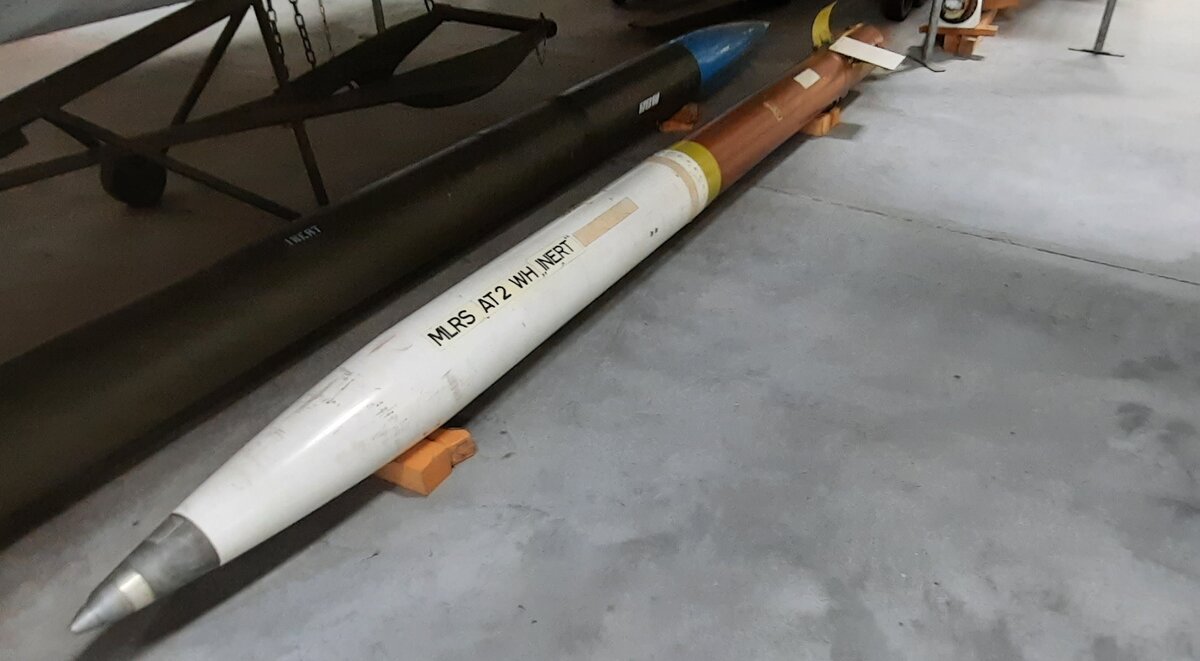 Боеприпасы к MLRS/HIMARS. Дальность у этого до 40 км, новые бьют до 80. Эти реактивные снаряды входят в число приоритетных поставок. 