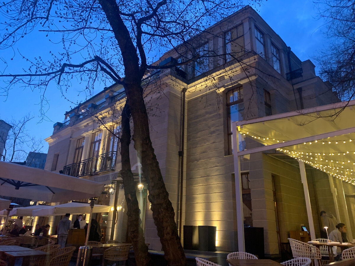 Здание, где находятся рестораны Аист и Onest