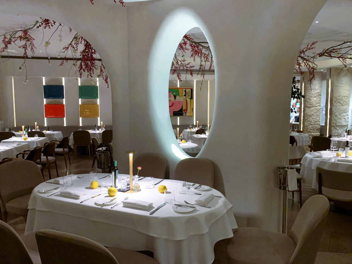 Интерьер ресторана Onest. Фотографировал, как часто делаю, перед закрытием ресторана