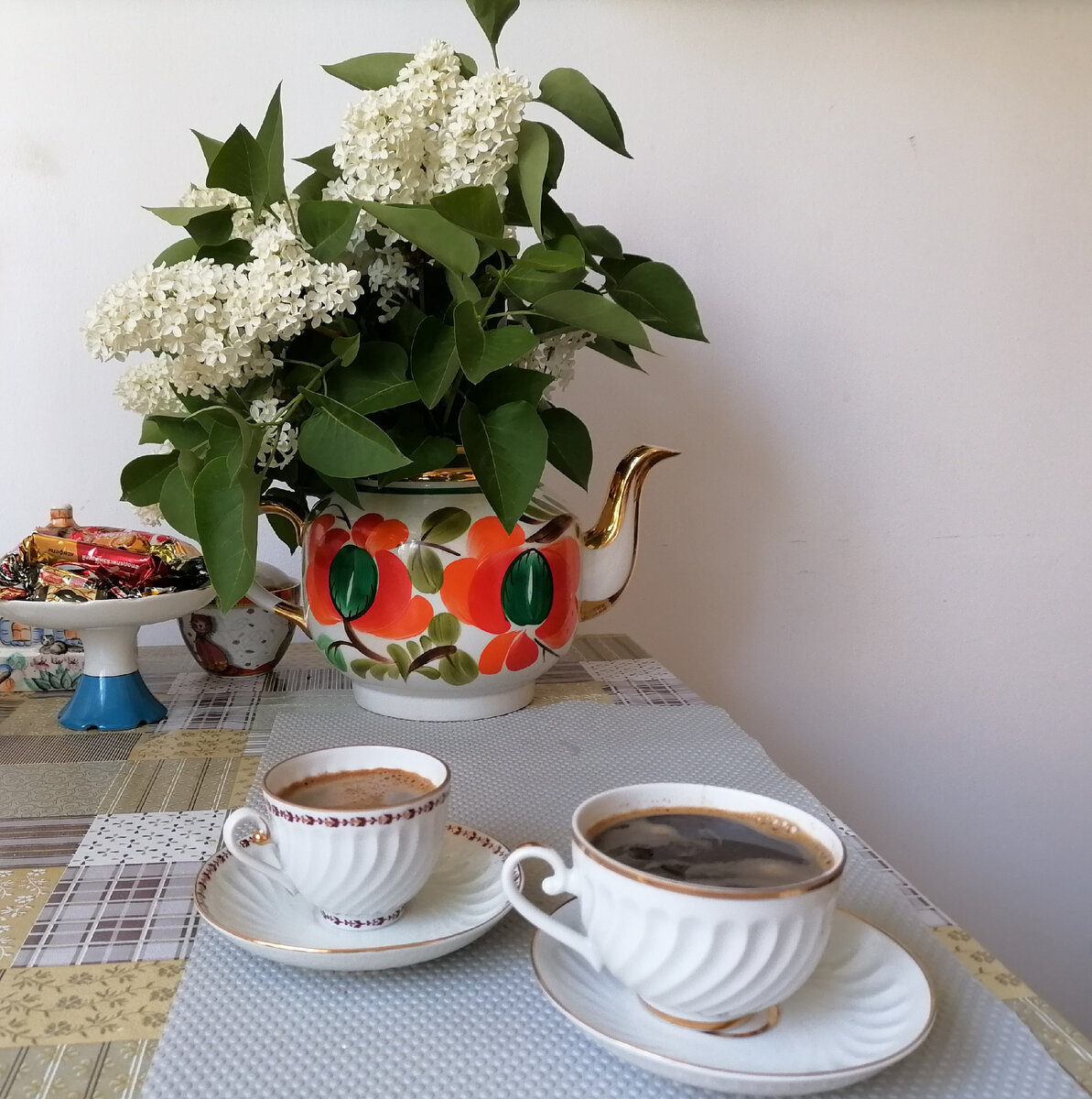 Личное фото автора. Чайная и кофейная чашки. ЛФЗ. Витая, твердый фарфор.