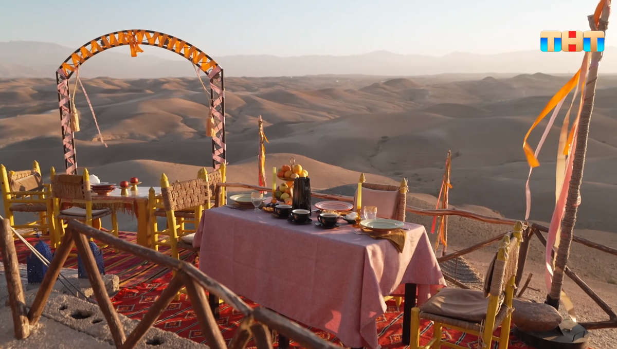 Ресторан и правда прекрасный - респект организаторам. В моменте, когда Константин сказал 'Пойдем поедим', я мысленно посмеялась, ибо выглядело это всё так, будто Константин - 16-ти летний подросток, которому Мама организовала свидание с двумя красивыми девочками, и вот он их квадроциклами развлек, а теперь поесть позвал - всё, как полагается. ААААА!!! У меня зрительское истощение по трепету и романтике - главным идеям подобного рода проектов. 