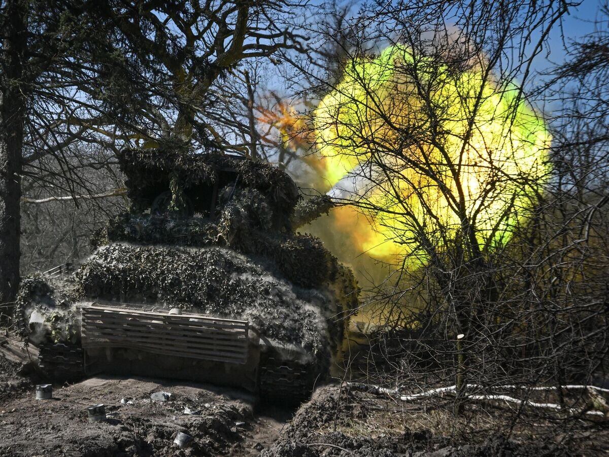    Танк Т-72 группировки войск "Центр" во время выполнения боевых задач в зоне специальной военной операции© РИА Новости / Станислав Красильников