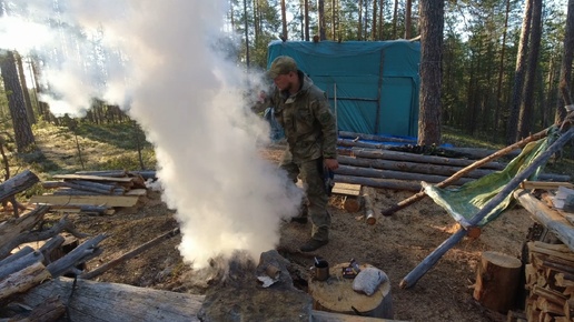 НОЧЬ НА КРЫШЕ ЛЕСНОЙ ХИЖИНЫ. ОСТАВИЛ ЖЕРЛИЦЫ НА НОЧЬ И КОГДА ПРОВЕРИЛ ОБАЛДЕЛ. РЫБАЛКА НА ДИКОЙ РЕКЕ. САМОЛОВКИ В ТАЙГЕ. СПЛАВ НА БАЙДАРКЕ