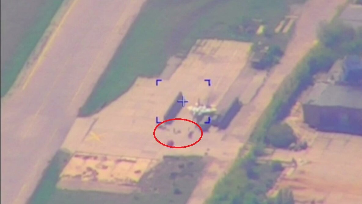 Два-три человека там внизу суетятся