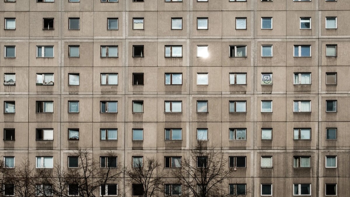 В Германии панельные дома, которые построили там во времена социализма, признаны памятниками архитектуры. Серия панельных многоэтажек WBS 70 была разработана в ГДР в 1970 году.