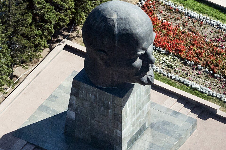    Ленин как человек, был, скорее, злодеем. Если почитать его труды - это абсолютно жестокий, беспринципный человек. При этом сама идея его построения коммунизма была абсолютно благая GLOBAL LOOK PRESS