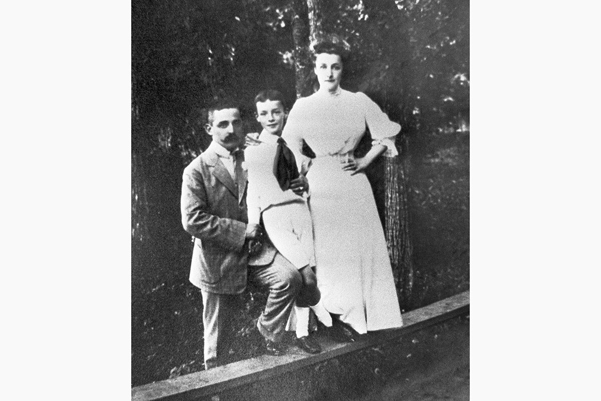 ТАСС📷На фото (слева направо): дядя писателя, дипломат Василий Рукавишников, Владимир Набоков и его мать Елена (в девичестве Рукавишникова) Набокова. 1908 год