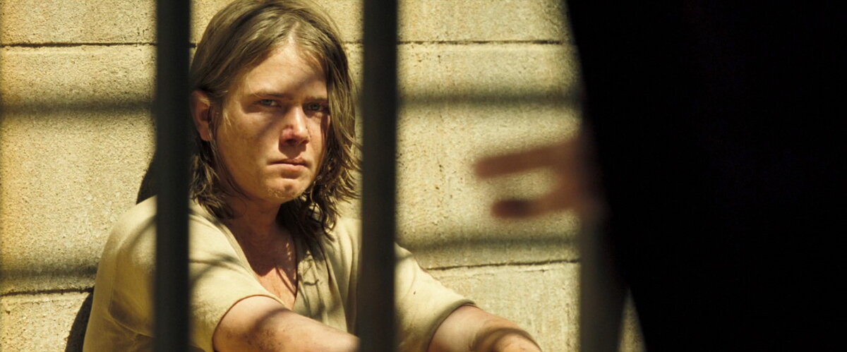 Майки, младший брат в семье Бёрнсов (кадр из фильма "Предложение", 2005)