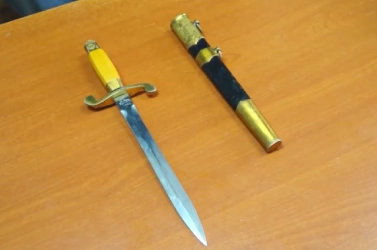    Житель Камчатки собирался переправить офицерский кортик в другой регион