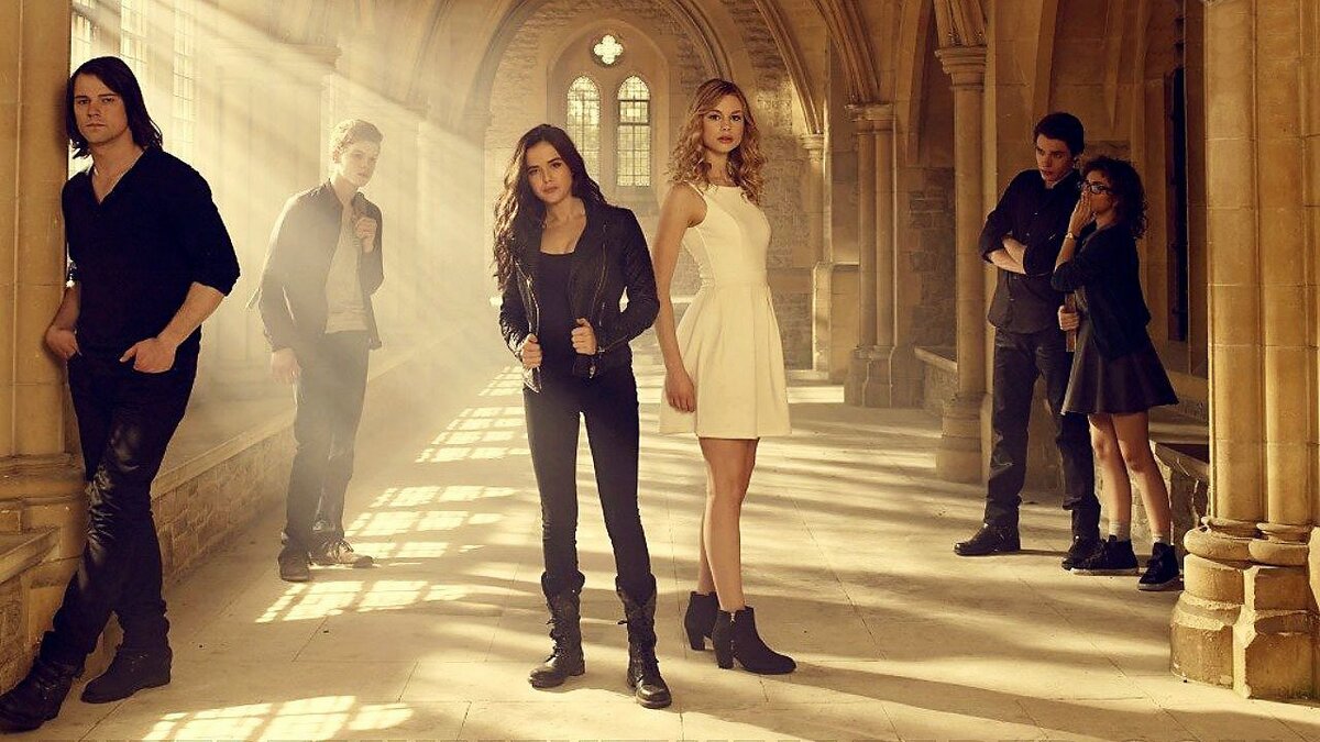 Изображение:  промофото к фильму "Академия вампиров" 2014 г. (книжный канон. Слева на право Дмитрий, Мэйсон, Роза (невысокая спортивная, с темными густыми волосами), Василиса (вытянутая блондинка со светлой кожей), Кристиан, Мия .