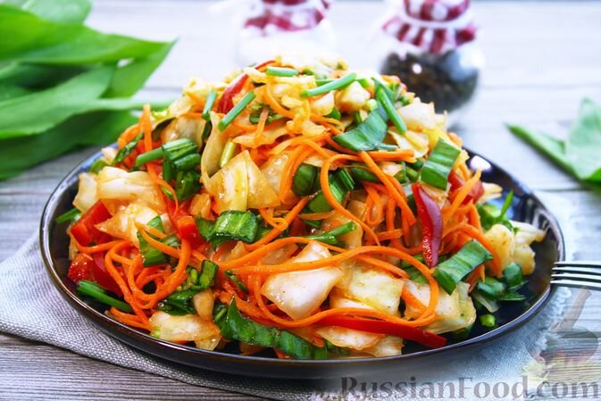 капуста белокочанная, морковь, перец сладкий, черемша, чеснок, кориандр молотый, паприка молотая, перец красный молотый, перец чёрный молотый, соль, сахар, уксус, масло растительное, лук зелёный