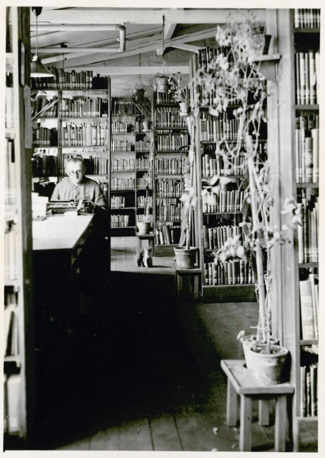 Библиотека заключенных КЛ Бухенвальд. За столом сидит капо библиотеки Готтлиб Бранц, KLB 3740.