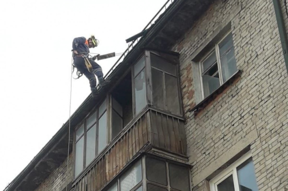    В Барнауле спасатели через балкон попали к нуждающемуся в помощи мужчине