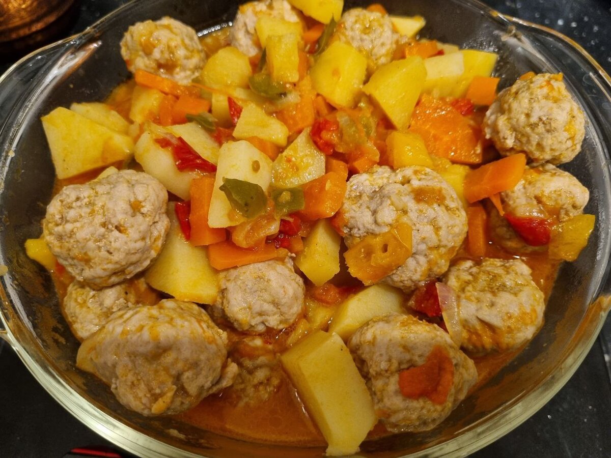 На фото только соус с фрикадельками, лапша еще не сварена)))))