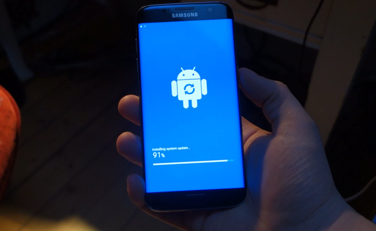 Обновление андроида galaxy. Обновление самсунг галакси s7. Samsung с синим экраном. Смартфон с голубым экраном.