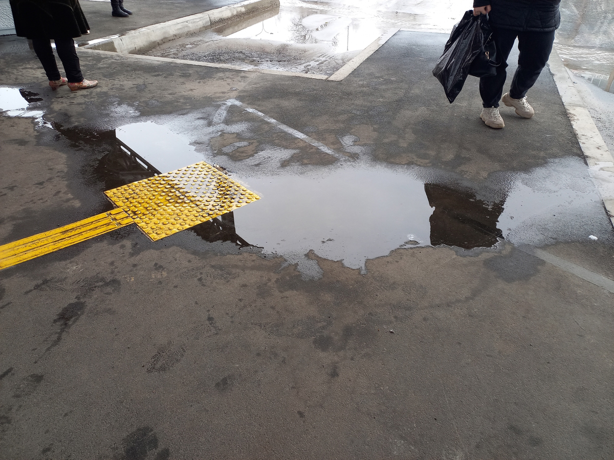    Крыша на перроне автовокзала Петрозаводска не выдержала непогоды и протекла "Фактор News"