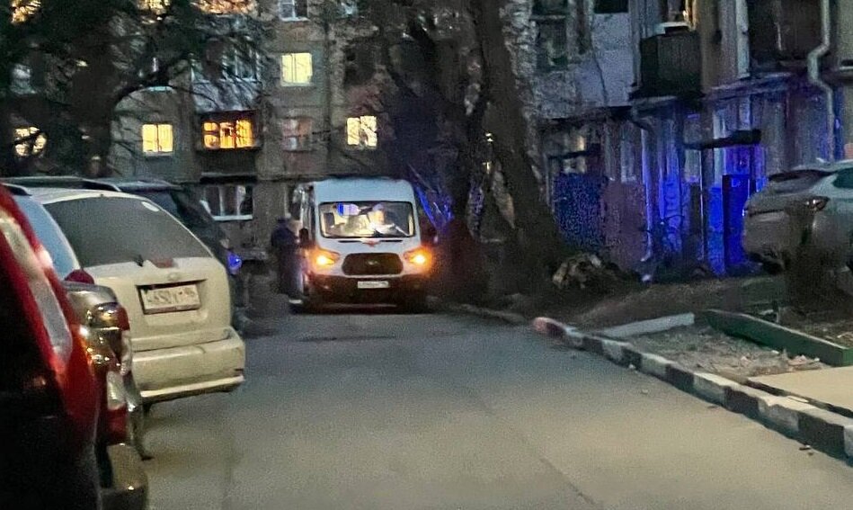 Скорая помощь и полиция приехали к дому вечером 21 апреля. Фото: телеграм-канал "Сортировка Екатеринбург".